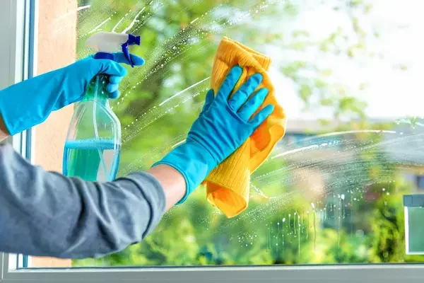 cleaning-glass-1--1400x934